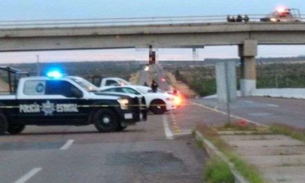 Aparecen tres cuerpos colgados de un puente en Zacatecas