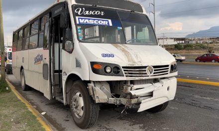 Transporte de personal choca ambulancia al no ceder el paso en Saltillo