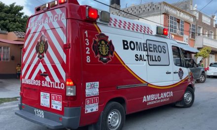 Niño intentaba cruzar la calle y lo embisten en Saltillo