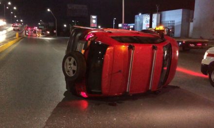 Jóvenes vuelcan auto a exceso de velocidad y en estado alcohólico en Saltillo