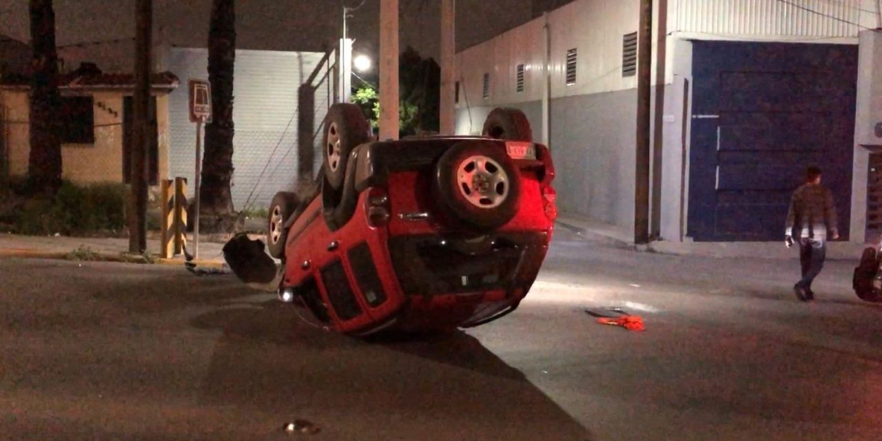 Joven vuelca a exceso de velocidad en  Saltillo