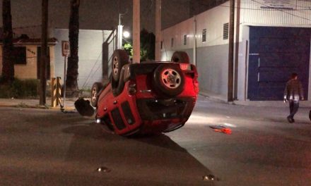 Joven vuelca a exceso de velocidad en  Saltillo