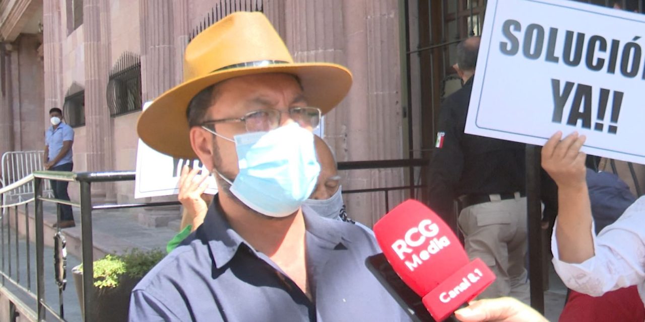 Maestros se manifiestan en el Congreso del Estado