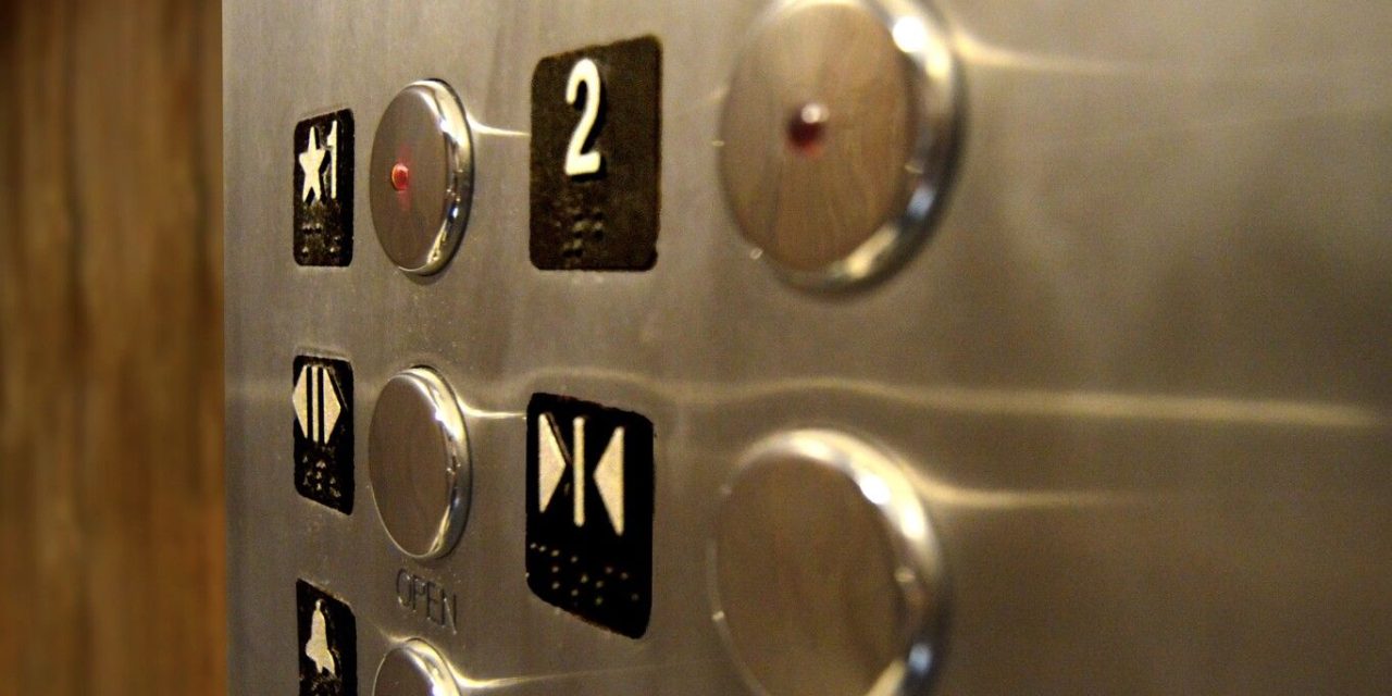 Niño de siete años muere aplastado por un elevador en sus vacaciones
