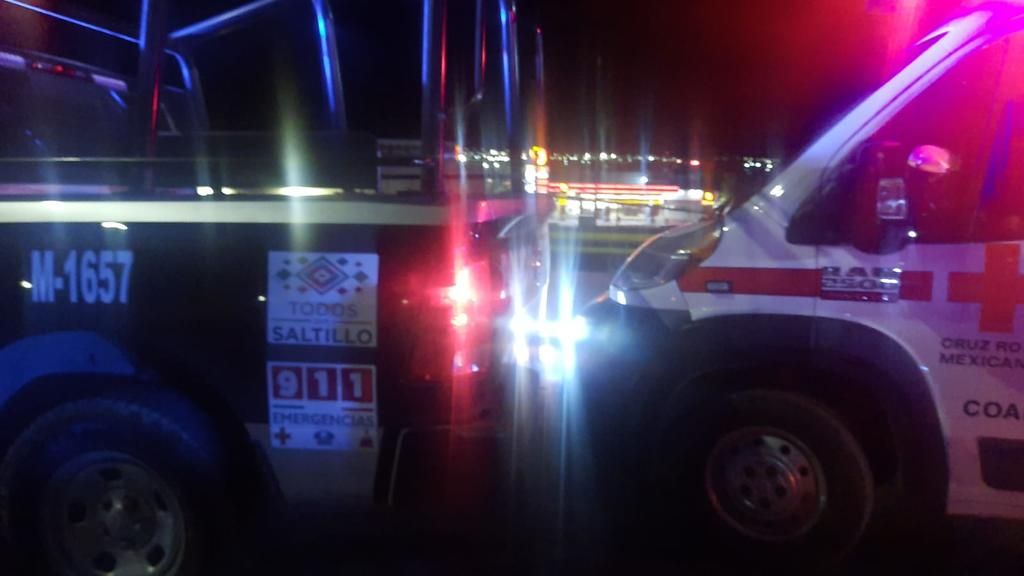 Mujer embarazada pierde la vida tras volcadura en carretera Saltillo-Torreón