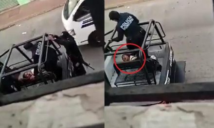 Exhiben a policías golpeando a mujer detenida en Tabasco |VIDEO