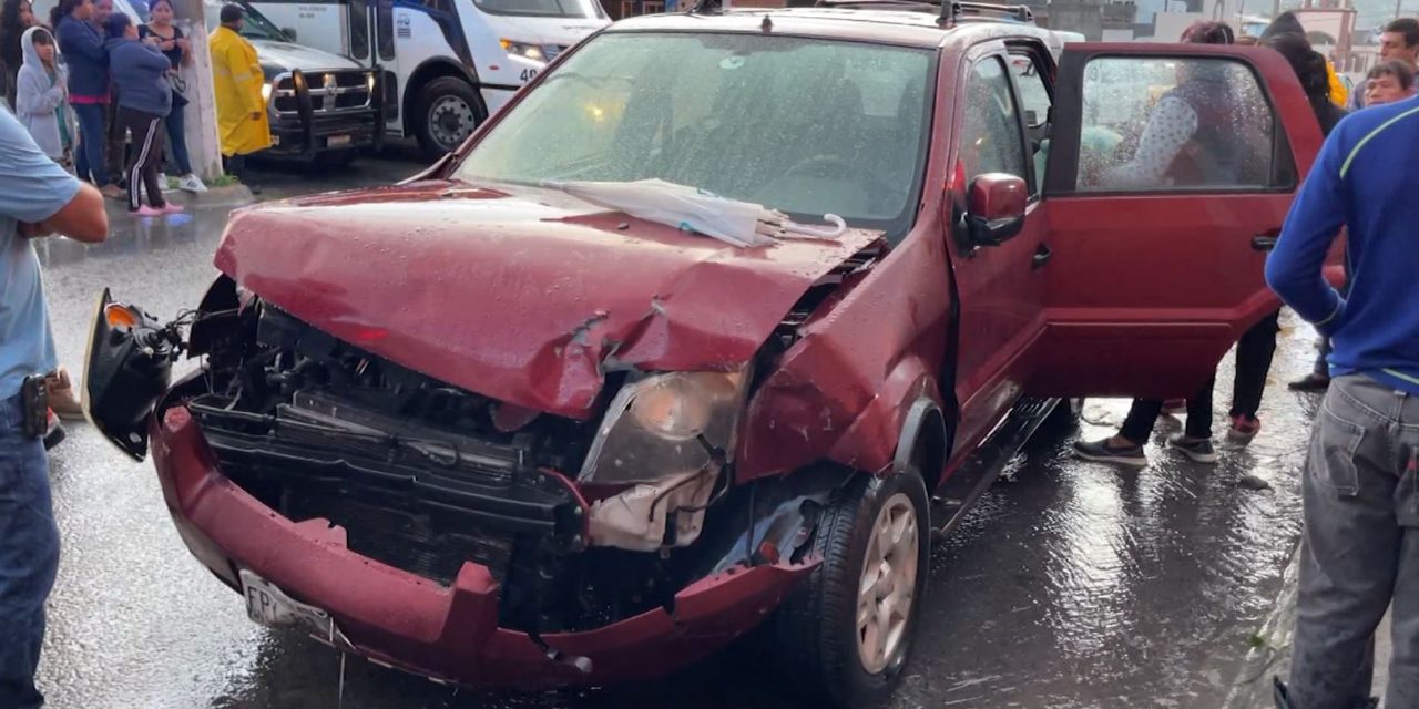 Camionetas chocan y se proyectan contra mujer en Saltillo
