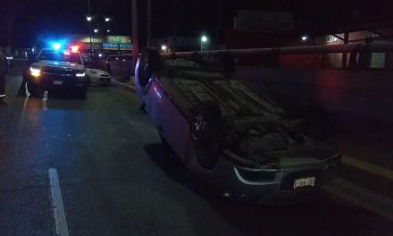 Pierde el control y termina volcado