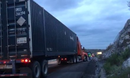 Le pega por alcance en la carretera 57… no ve el tráiler de adelante