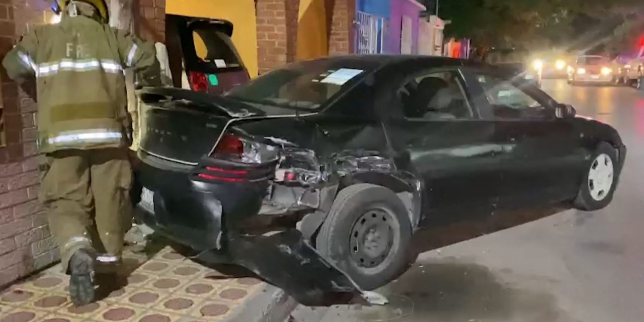 Choca auto estacionado y huye en Saltillo