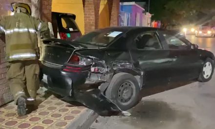 Choca auto estacionado y huye en Saltillo