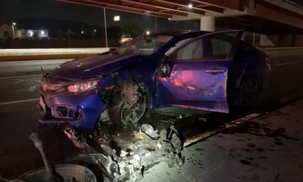 ¡Salen volando las piezas! Destroza su auto en accidente en Saltillo