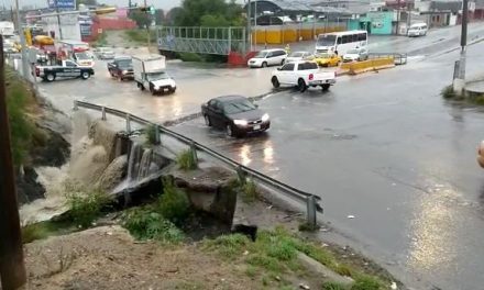 Fuertes lluvias sorprenden a los saltillenses por la mañana