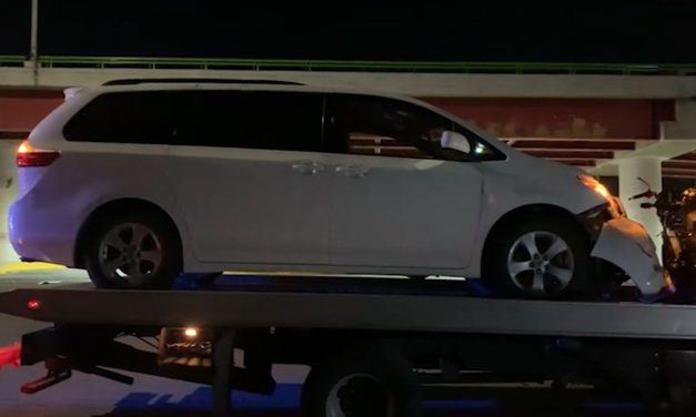 Automovilista y camioneta se cruzan y ocasionan accidente en Saltillo