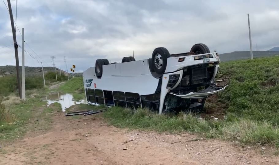 VIDEO. Vuelca transporte de personal y resultan 12 personas lesionadas en Saltillo