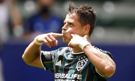 «Chicharito», acusado de «padre desobligado» por madre de sus hijos