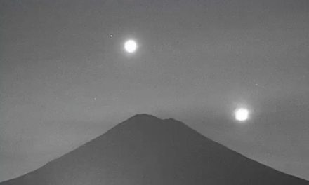 VIDEO. Cae la luna, venus y marte sobre Popocatépetl y luego hace explosión