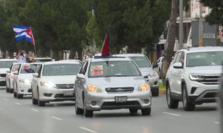 Cubanos radicados en Saltillo, expresan su apoyo mediante caravana