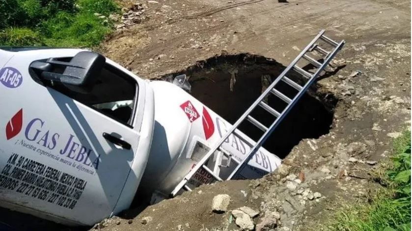 Pipa de gas cae en nuevo socavón en Puebla
