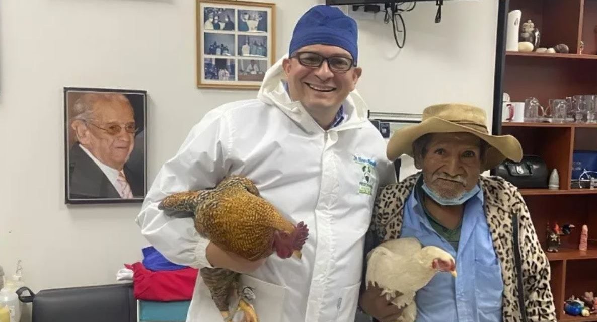 Abuelito paga su operación con dos gallinas y doctor agradece noble gesto