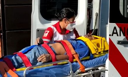 Albañil cae de dos metros tras romperse andamio