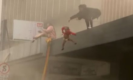 Mujer arroja a su bebé de un edificio que se estaba incendiando