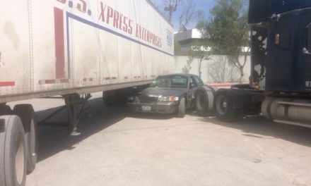 Hombre a punto de quedar prensado en Saltillo por culpa de trailero