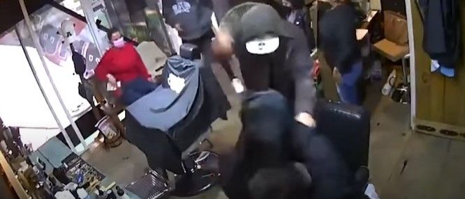 Captan momento de un violento asalto en una barbería de Toluca