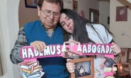 Historia de mujer conmueve al mundo… Pierde a su madre un día antes de recibir su título de abogada