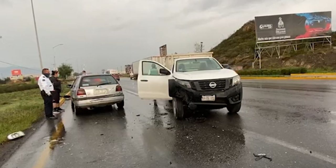 Derrapa y provoca accidente