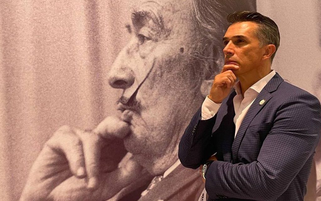 Saxofonista atacada con ácido llama ‘oportunista’ a Sergio Mayer