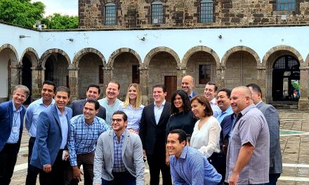 Samuel y alcades electos toman taller para gobernar, también se suben al transporte urbano
