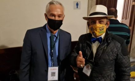 Lord Molécula presume foto con Jorge Ramos luego de discusión con AMLO