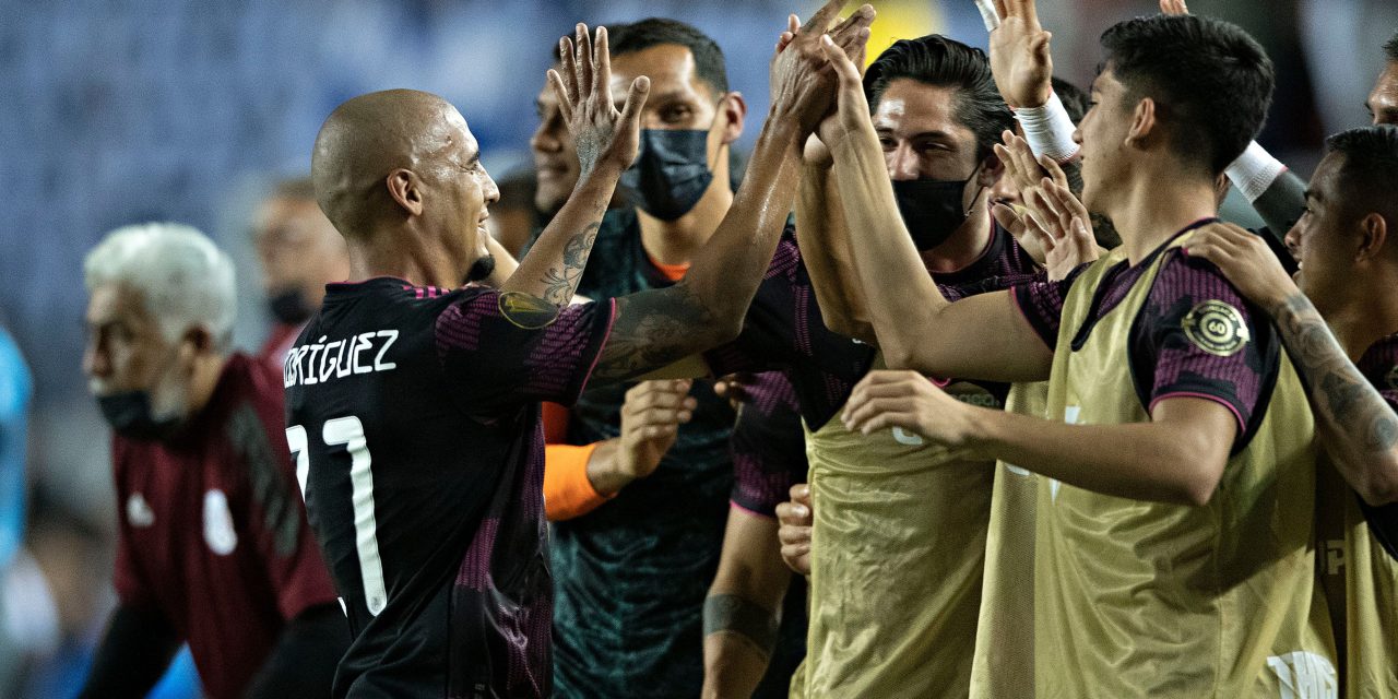México derrota a El Salvador y avanza como líder de grupo
