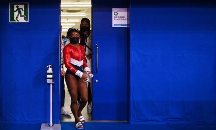 Simone Biles abandona la final por equipos de gimnasia