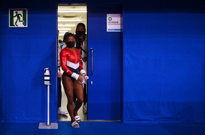 Simone Biles abandona la final por equipos de gimnasia