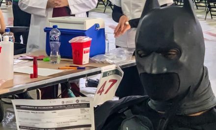 Se vacuna Batman contra Covid