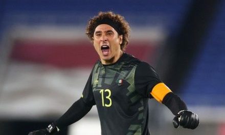 ‘Memo’ Ochoa dedica victoria a la familia Dos Santos