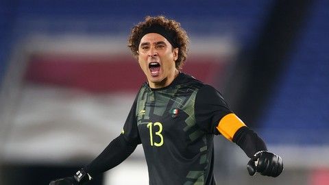 ‘Memo’ Ochoa dedica victoria a la familia Dos Santos