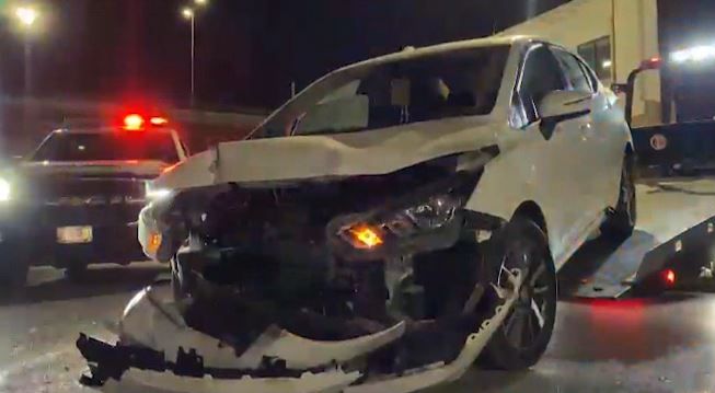 Estrella su auto contra un negocio