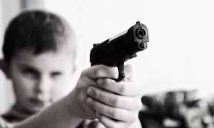 VIDEO. Niños disparan con ‘cuernos de chivo’ contra policías en Tijuana