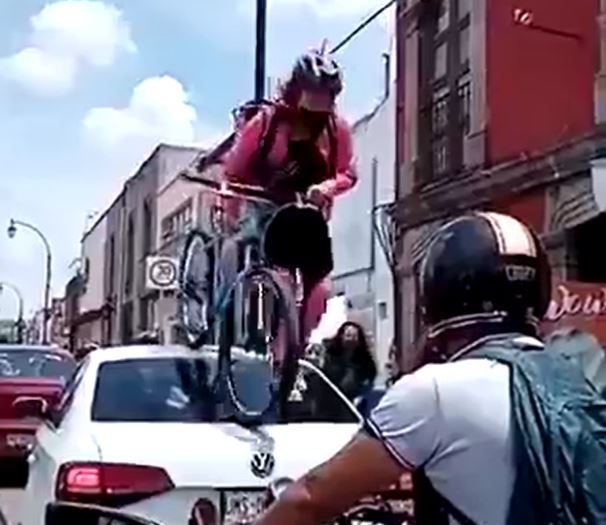 Ciclista ‘escala’ auto que obstruía la ciclovía