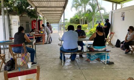 ‘En nuestro país no hay vacunas’; cientos de guatemaltecos cruzan a México para vacunarse