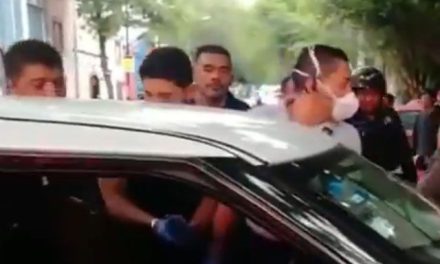 Paramédico se aprovecha de hombre baleado… ¡le roba mientras lo auxiliaba!
