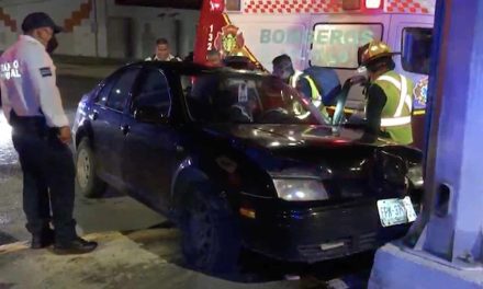 Dormita y choca contra poste