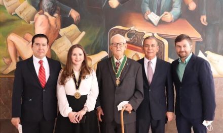 Reconocen a Katy Salinas por su trayectoria en el ejercicio de la abogacía
