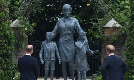 Príncipes William y Harry develan estatua de la Princesa Diana