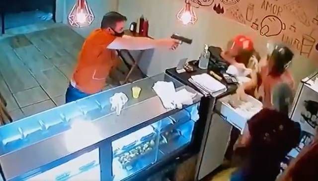 VIDEO. Cliente dispara a asaltantes; ella sobrevive y abandona a su cómplice herido