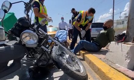 Taxista arrolla a motociclista