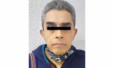 Madre deja que manoseen a su hija de 12 años por un celular